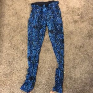 Full length blue snakeskin lulu leggings